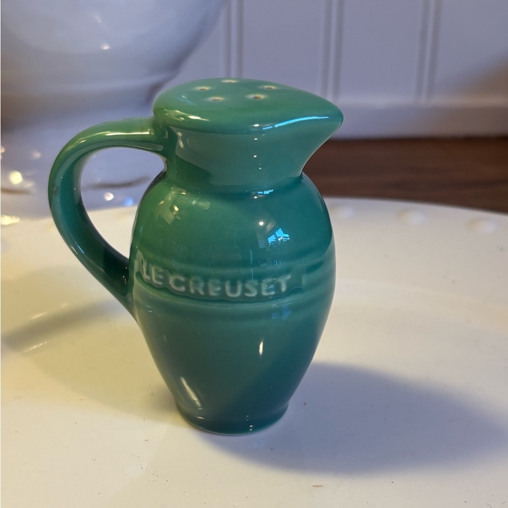 Le Creuset Jug Salt Pepper shaker - artichoke green